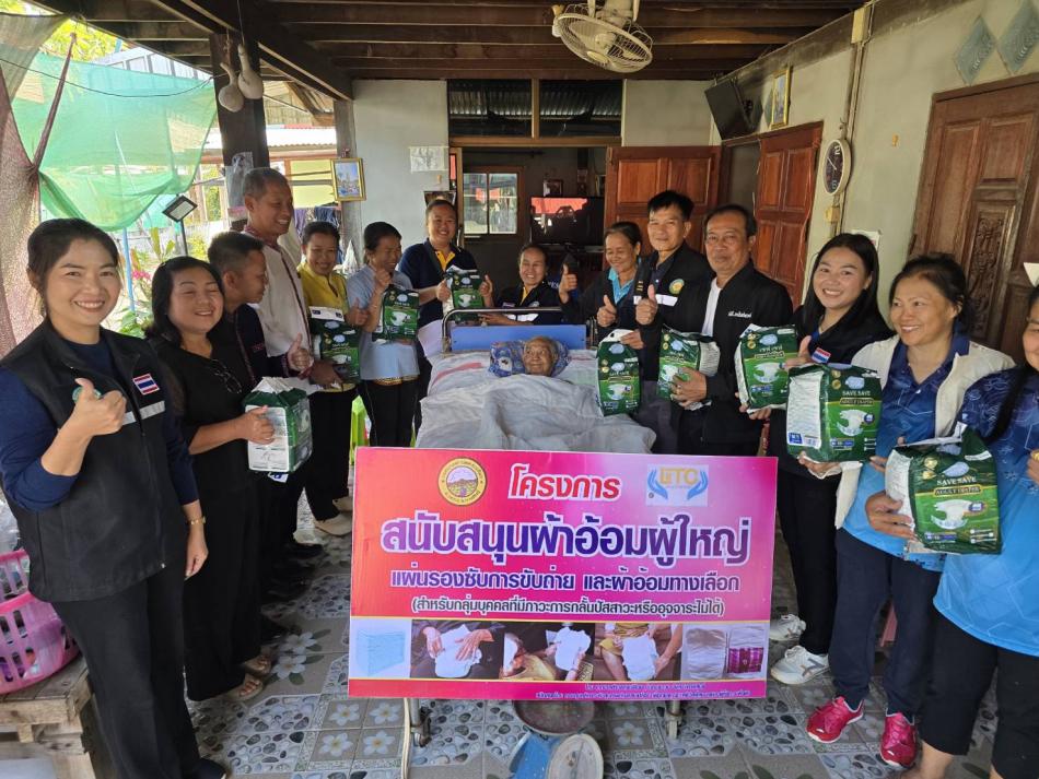 เมื่อวันที่ 24 พฤศจิกายน 2568 เวลา 09.00 น. นายประสพ  คนซื่อ นายกเทศมนตรีตำบลสงเปลือย พร้อมด้วย คณะผู้บิหาร สมาชิกสภาเทศบาลตำบลสงเปลือย สำนักปลัด และกองสวัสดิการสังคม เทศบาลตำบลสงเปลือย ได้ออกเยี่ยมและมอบผ้าอ้อมทางเลือก ให้แก่ผู้ป่วยตามโครงการสนับสนุนผ้าอ้อมผู้ใหญ่แผ่นรองซับการขับถ่ายและผ้าอ้อมทางเลือก(สำหรับกลุ่มบุคคลที่มีภาวะการกลั้นปัสสาวะหรืออุจจาระไม่ได้) ในพื้นที่ตำบลสงเปลือย อำเภอเขาวง จังหวัดกาฬสินธุ์