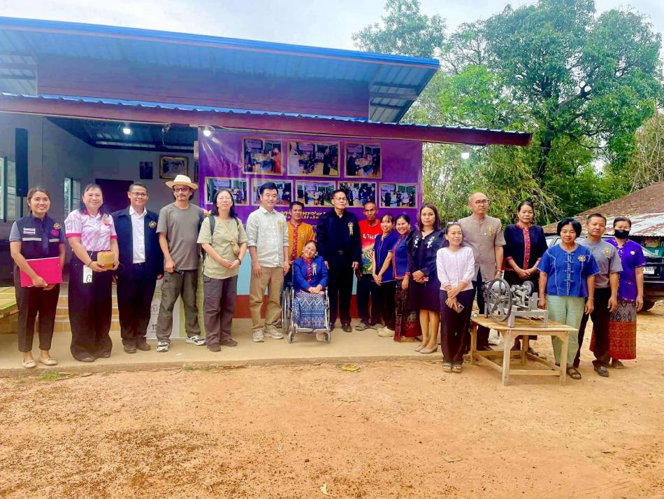 วันที่ ๕ มีนาคม ๒๕๖๙ สำนักงานพัฒนาสังคมและความมั่นคงของมนุษย์จังหวัดกาฬสินธุ์ พร้อมด้วยคณะจากสถานกงสุลใหญ่สาธารณรัฐประชาชนจีน  จังหวัดขอนแก่น ลงพื้นที่ติดตามครัวเรือนเปราะบางและแก้ไขปัญหาความยากจนแบบพุ่งเป้า รายนางสาววณิชยา  พลกล้า ที่เคยได้รับการสนับสนุนทุนปรกอบแาชีพจากสถานกงสุลใหญ่สาธารณรัฐประชาชนจีน ณ จังหวัดขอนแก่น  โดยมี ร้อยโท ธวัชชัย  เห็มวัง นายอำเภอเขาวง ร่วมต้อนรับ พร้อมด้วย นายพงศ์วิทย์  บุ่งนาแซง พัฒนาการอำเภอเขาวง  เจ้าหน้าที่พัฒนาชุมชน และเจ้าหน้าที่เทศบาลตำบลสงเปลือย  ครัวเรือนเปราะบาง ที่เคยได้รับการสนับสนุนอุปกรณ์ในประกอบอาชีพ และเป็นผู้ที่สามารถพัฒนาได้  ราย นางสาววาณิชยา  พลกล้า บ้านเลขที่ ๘๒ หมู่ที่ ๖ ตำบลสงเปลือย ได้รับการสนับสนุนอุปกรณ์ในการจักสาน เป้าหมายการช่วยเหลือ เพื่อให้ผู้ได้รับมอบอุปกรณ์ สามารถนำไปใช้ สร้างอาชีพ สร้างรายได้ พึ่งพาตนเองได้ในระยะยาว และเป็นกำลังสำคัญในการดูแลครอบครัวต่อไป